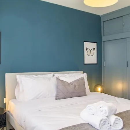 아파트 Sea View 3br Flat - Steps From Coast Road
