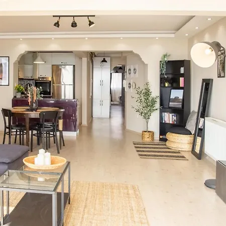 Sea View 3br Flat - Steps From Coast Road 아파트