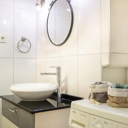 Sea View 3br Flat - Steps From Coast Road Apartman İzmir
