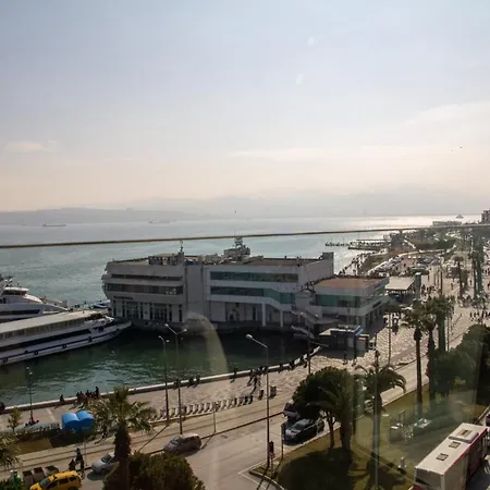 Sea View 3br Flat - Steps From Coast Road Apartman İzmir
